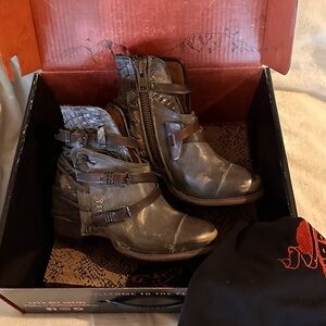 Freebird Distressed Granite Crue, beautiful grey, buckle and lace accents. NEW